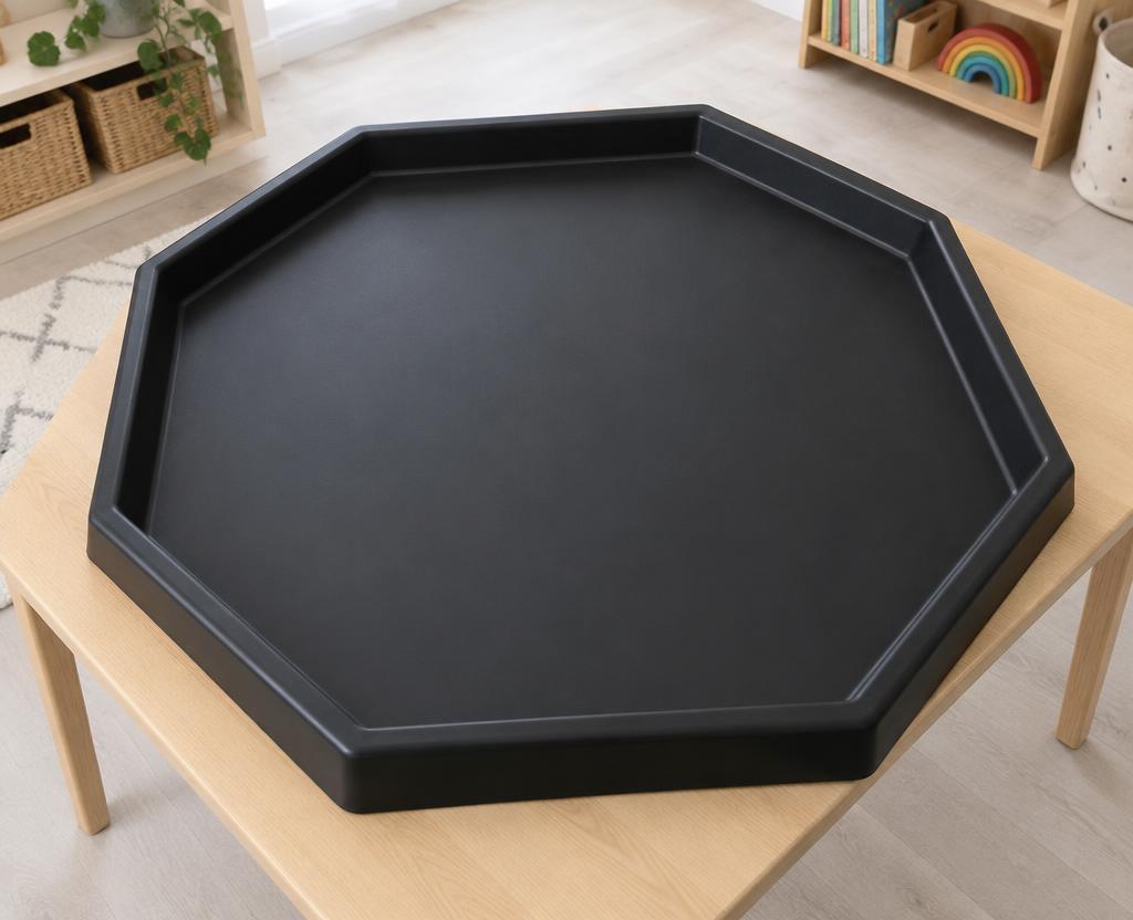 Prázdný podnos Tuff Tray připravený ke hře
